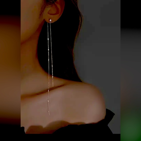 WOMANS LONG DANGLING EARRINGS - Picture 4 of 4